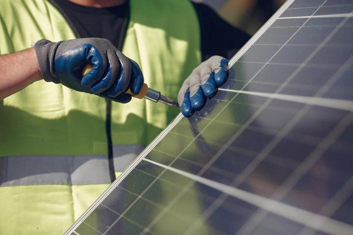 Les panneaux photovoltaïques, c’est une solution durable et rentable pour produire votre propre électricité à partir d’une source d’énergie inépuisable