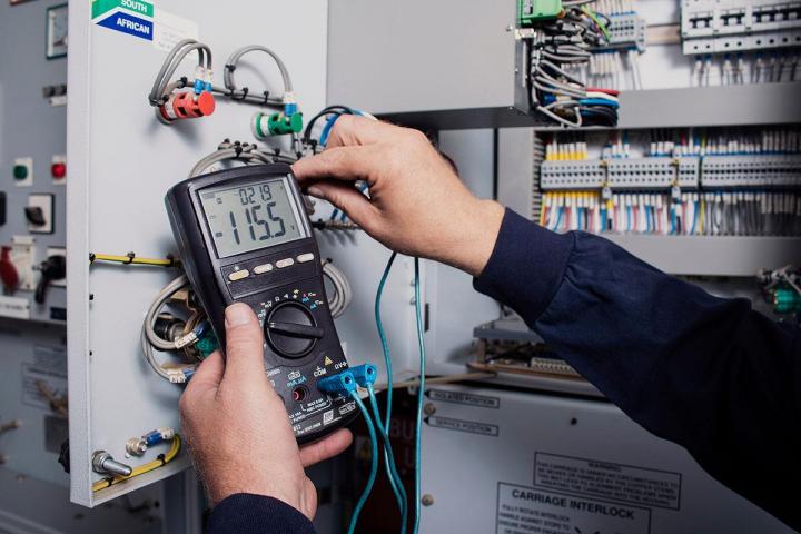 Comme les travaux d’électricité exigent précision et qualification, le mieux est de s’adresser à des professionnels